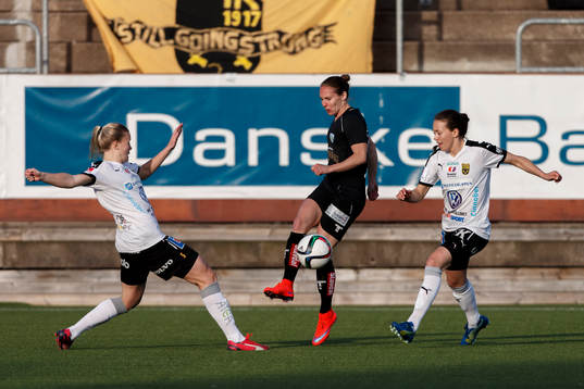 Göteborgs Manon Melis i kamp om bollen med Umeås Hanna