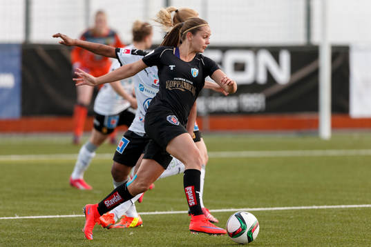 Göteborgs Lieke Martens med bollen