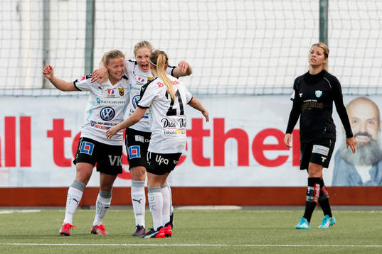 Umeås Hanna Glas, Lina Hurtig och Umeås Emmi Alanen jublar