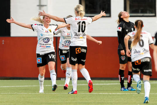 Umeås Jenny Hjohlman (v) och Umeås Lina Hurtig jublar