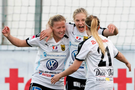 Umeås Hanna Glas, Lina Hurtig och Umeås Emmi Alanen jublar