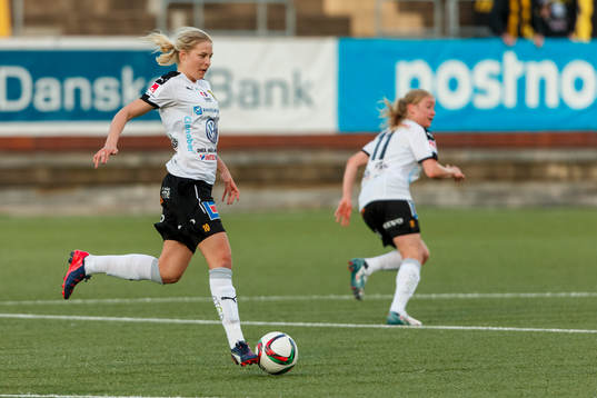 Umeås Lina Hurtig med bollen