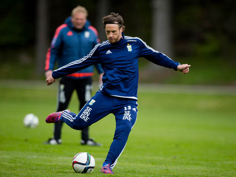 IFK Göteborgs Gustav Svensson skjuter ett skott