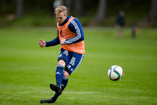 IFK Göteborgs Gustav Engvall skjuter ett skott