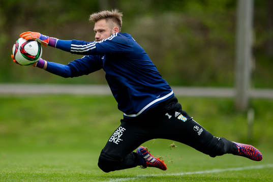 IFK Göteborgs målvakt John Alvbåge fångar ett inlägg