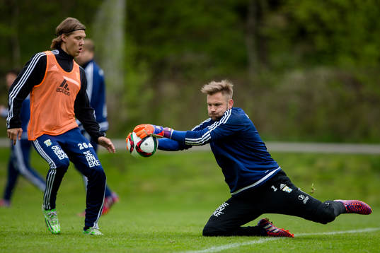IFK Göteborgs målvakt John Alvbåge fångar ett inlägg