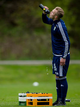IFK Göteborgs Gustav Engvall dricker vatten