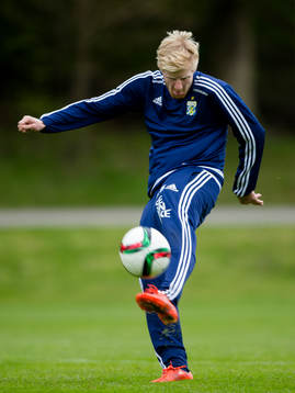 IFK Göteborgs Thomas Mikkelsen skjuter