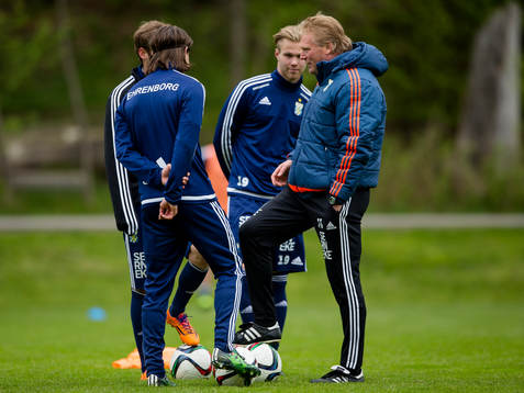 IFK Göteborgs tränare Jörgen Lennartsson pratar med Emil