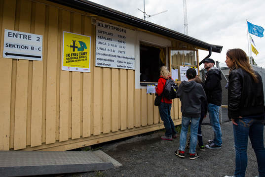 Publiken köper biljetter till fotbollsmatchen i Superettan