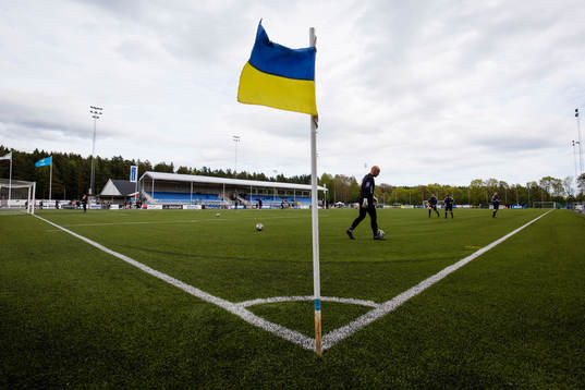 Spelare och domare värmer upp på Vikingavallen