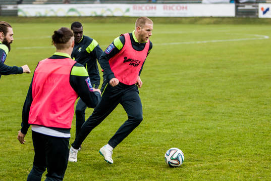 Ljungskiles Steven Old värmer upp