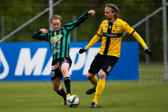 Varbergs Anton Tideman i kamp om bollen med Frej Täbys