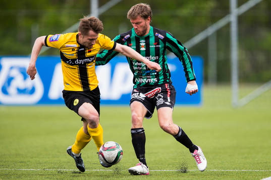 Frej Täbys Adam Gradén i kamp om bollen med Varbergs Karl