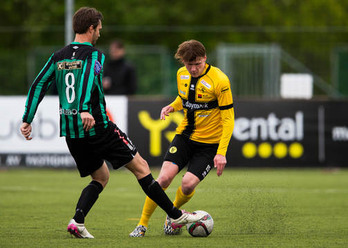 Varbergs Peter Nyström i kamp om bollen med Frej Täbys