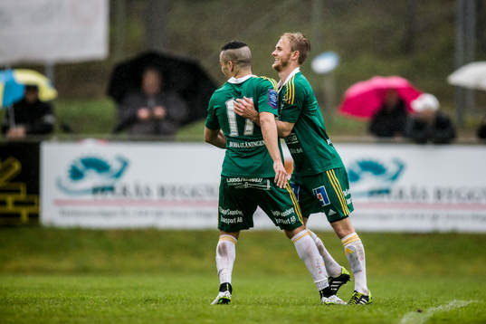 Ljungskiles Ahmed El Amrani  (v) och Niclas Andersén jublar