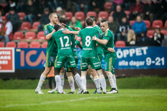 Ljungskiles Niclas Andersén  har gjort 2-0 och jublar med