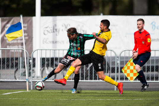 Varbergs David Johannesson med ett inlägg förbi Frej
