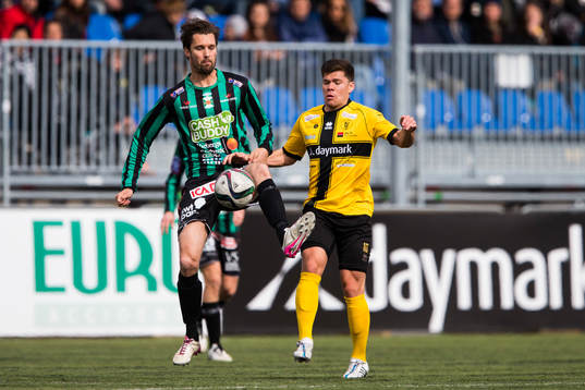 Varbergs Peter Nyström tar ner bollen framför Frej Täbys