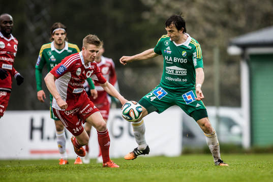 Ljungskiles Aleksandar Kitic med bollen före Degerfors