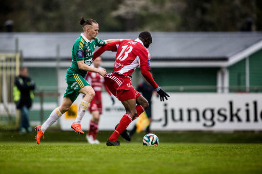 Ljungskiles Jonas Lindberg drar Degerfors Boris Lumbana i