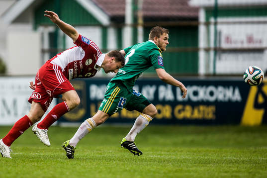 Ljungskiles Niclas Andersén  med bollen