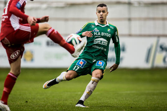 Ljungskiles Ahmed El Amrani  tittar på bollen