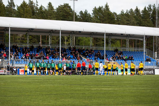 Spelare och domare ställer upp sig för presentation innan