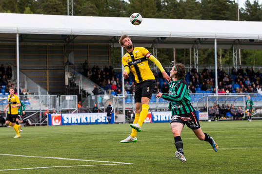 Frej Täbys Johannes Gustafsson nickar undan bollen