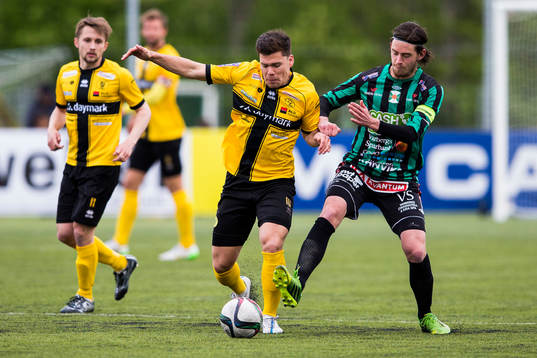 Frej Täbys Matias Ledezma i kamp om bollen med Varbergs