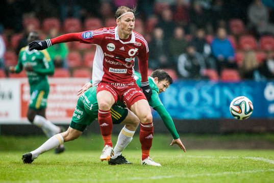 Degerfors Hampus Zackrisson före Ljungskiles Hannes Stiller