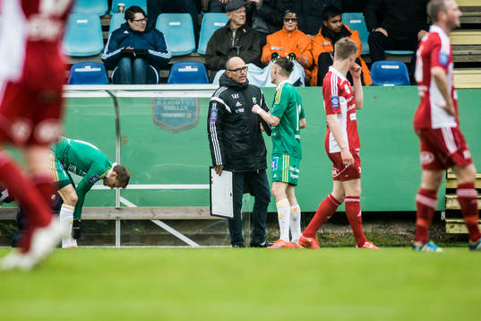 Ljungskiles tränare Tor-Arne Fredheim diskuterar med Jonas