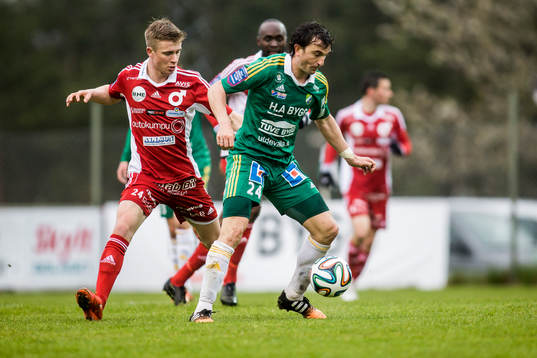 Ljungskiles Aleksandar Kitic med bollen före Degerfors