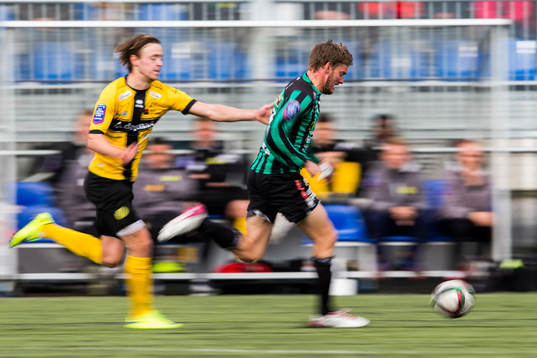 Frej Täbys Jacob Glasberg jagar Varbergs Karl Söderström