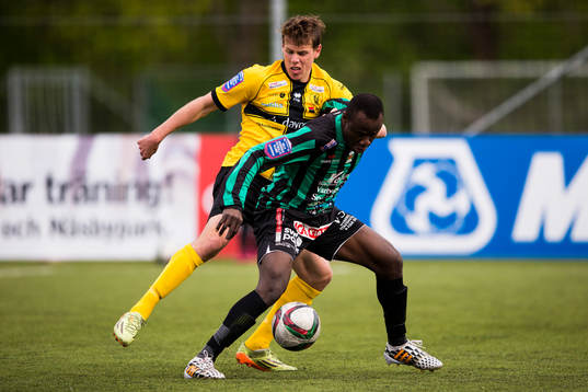 Frej Täbys Philip Wiström försvarar sig mot Varbergs