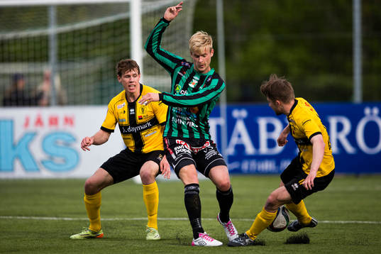 Frej Täbys Philip Wiström (h) och Adam Gradén (h) i kamp