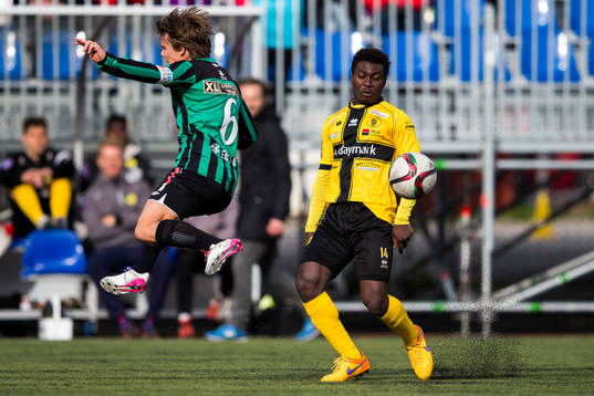 Varbergs Elias Andersson och Frej Täbys Dominic Oduro