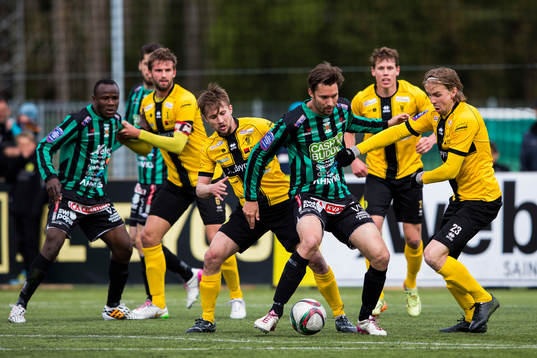 Varbergs Peter Nyström i kamp om bollen med Frej Täbys