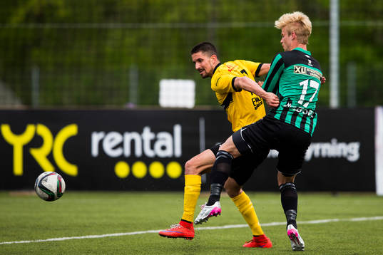 Frej Täbys Viktor Lövgren håller undan Varbergs Mats