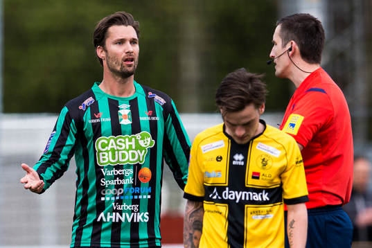 Varbergs Peter Nyström talar med domare Nermin Cisic