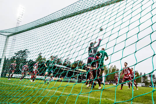 Degerfors målvakt August Strömberg boxar undan en hörna