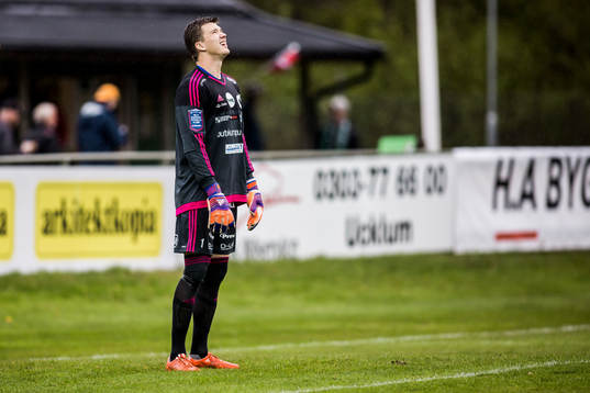 Degerfors målvakt August Strömberg deppar