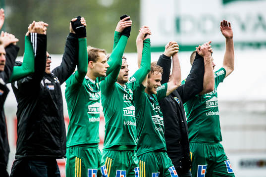 Ljungskiles spelare  tackar publiken