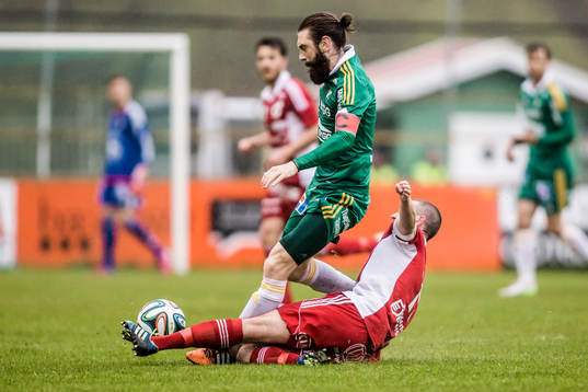 Degerfors Tobias Solberg tacklar Ljungskiles Marcus