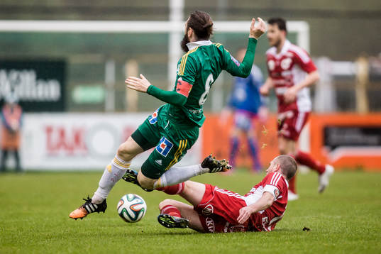 Degerfors Tobias Solberg tacklar Ljungskiles Marcus