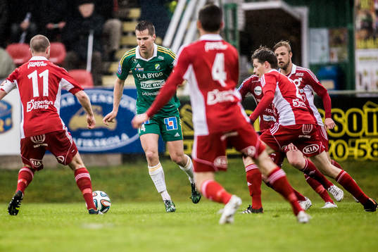 Ljungskiles Gabriel Altemark-Vanneryr med boll