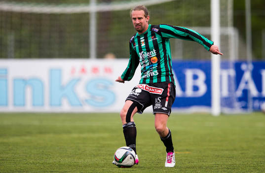 Varbergs Thommie Persson med bollen