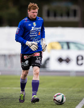 Varbergs målvakt Joakim Wulff med bollen