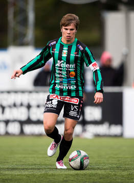 Varbergs Elias Andersson med bollen