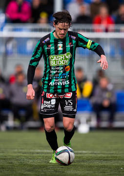 Varbergs Robin Tranberg med bollen